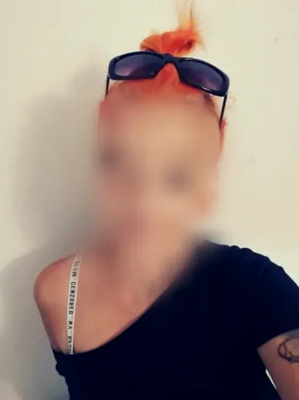 Eva, 35