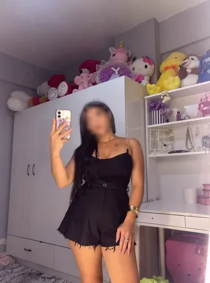 Nicole, 27