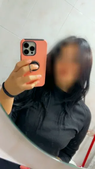 Sandra, 30